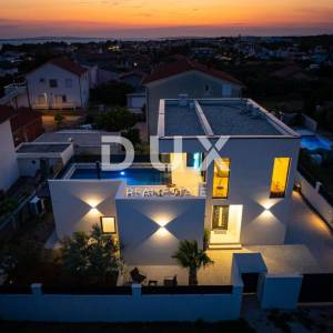ZADAR, VRSI - moderna novogradnja sa bazenom