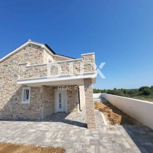 ZADAR, VRSI - Oaza mira i elegancije: Kamena kuća s bazenom u Vrsima, blizu Zadra!