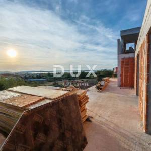 ZADAR, VRSI - Prostrani penthouse s pet spavaćih soba, krovnom terasom s bazenom i pogledom na more! S3