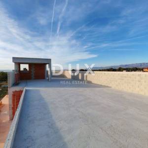 ZADAR, VRSI - Prostrani penthouse s pet spavaćih soba, krovnom terasom s bazenom i pogledom na more! S3