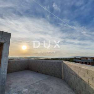 ZADAR, VRSI - Prostrani penthouse s pet spavaćih soba, krovnom terasom s bazenom i pogledom na more! S3