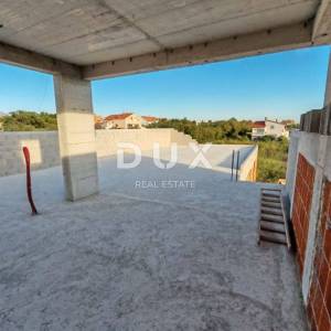 ZADAR, VRSI - Prostrani penthouse s pet spavaćih soba, krovnom terasom s bazenom i pogledom na more! S3