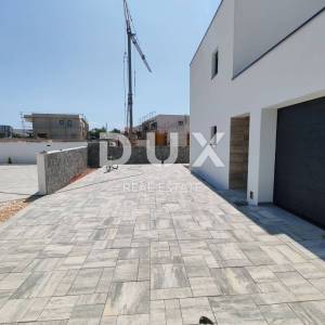 ZADAR, VRSI - Vrhunska vila s bazenom! Garaža, 4 spavaće sobe, 4 kupaonice...! A
