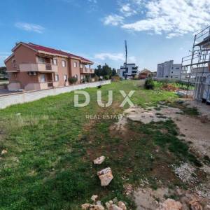 ZADAR, ZATON - Građevinsko zemljište 70 metara od plaže s idejnim projektom zgrade s 9 stanova!