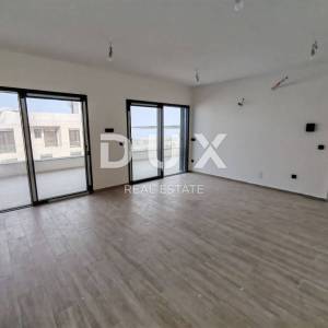 ZADAR, ZATON - Luksuzni penthouse s grijanim bazenom, prekrasnim pogledom na more, 30 metara od plaže! S7