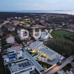 ZADAR, ZATON - Useljiva i Vrhunski Namještena Vila s Grijanim Bazenom i Prostranim Dvorištem