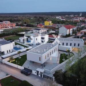 ZADAR, ZATON - Useljiva i Vrhunski Namještena Vila s Grijanim Bazenom i Prostranim Dvorištem