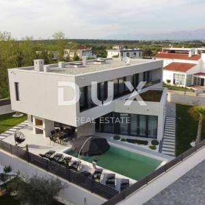 ZADAR, ZATON - Useljiva i Vrhunski Namještena Vila s Grijanim Bazenom i Prostranim Dvorištem