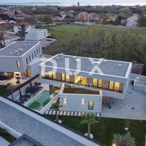 ZADAR, ZATON - Useljiva i Vrhunski Namještena Vila s Grijanim Bazenom i Prostranim Dvorištem