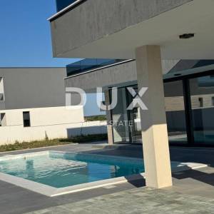 ZADAR, ZEMUNIK G. – Luksuzna vila s bazenom na mirnoj lokaciji!