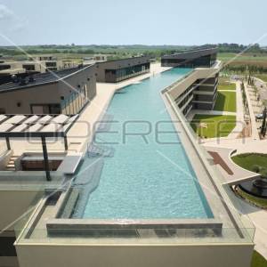 ZADNJI STANOVI! TOP RESORT PORED UMAGA; LUKSUZNI APARTMAN S POGLEDOM NA MORE