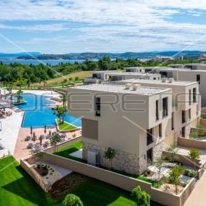 ZADNJI STANOVI! TOP RESORT PORED UMAGA; LUKSUZNI APARTMAN S POGLEDOM NA MORE