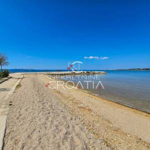 ZATON: 2SP sobe, 2 SPREMIŠTA, 2 TERASE I DVORIŠTE, 100 m OD PLAŽE!