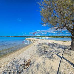 ZATON: 2SP sobe, 2 SPREMIŠTA, 2 TERASE I DVORIŠTE, 100 m OD PLAŽE!