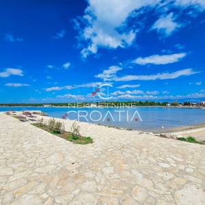 ZATON: 2SP sobe, 2 SPREMIŠTA, 2 TERASE I DVORIŠTE, 100 m OD PLAŽE!