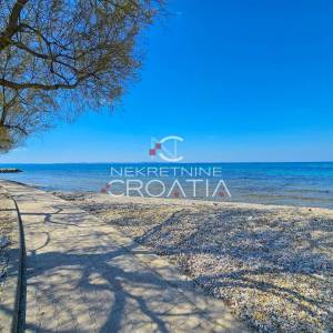 ZATON: 2SP sobe, 2 SPREMIŠTA, 2 TERASE I DVORIŠTE, 100 m OD PLAŽE!