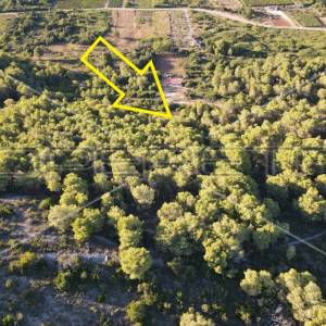 Zemljište 4.105 m2, pravilan oblik i otovoren pogled na more, otok Vis