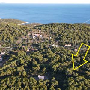 Zemljište 4.105 m2, pravilan oblik i otovoren pogled na more, otok Vis