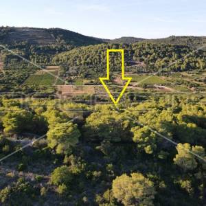 Zemljište 4.105 m2, pravilan oblik i otovoren pogled na more, otok Vis