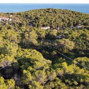 Zemljište 4.105 m2, pravilan oblik i otovoren pogled na more, otok Vis