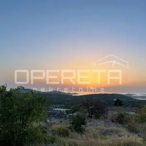 Zemljište na mirnoj lokaciji i pogledom na more, 1.800 m2, Dvornica