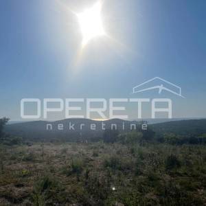 Zemljište na mirnoj lokaciji i pogledom na more, 1.800 m2, Dvornica