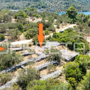 Zemljište nedaleko od mora s objektom i maslinama, 582 m² – Vela Luka