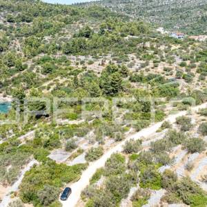 Zemljište nedaleko od mora s objektom i maslinama, 582 m² – Vela Luka