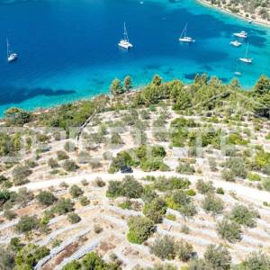 Zemljište nedaleko od mora s objektom i maslinama, 582 m² – Vela Luka