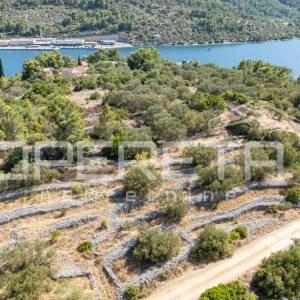 Zemljište s karakterom i potencijalom – 932 m² okruženo prirodom
