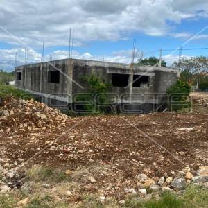 Zemljište s nedovršenim objektom, površina 1.527 m2, Poljica Brig,Nin