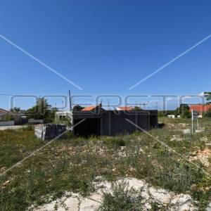 Zemljište s nedovršenim objektom, površina 1.527 m2, Poljica Brig,Nin