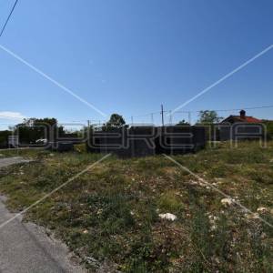 Zemljište s nedovršenim objektom, površina 1.527 m2, Poljica Brig,Nin