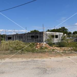 Zemljište s nedovršenim objektom, površina 1.527 m2, Poljica Brig,Nin