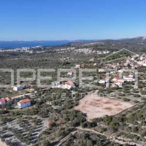 Zemljište u Primoštenu s panoramskim pogledom na more- idealno za gradnju vile
