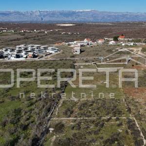 Zemunik G. – Građevinsko zemljište 1.669 m², mogućnost parcelacije