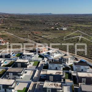 Zemunik G. – Građevinsko zemljište 1.669 m², mogućnost parcelacije