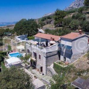 Žrnovnica, samostojeća kuća 300 m2 sa bazenom