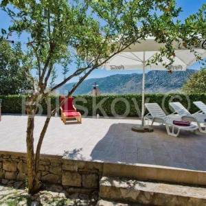 Žrnovnica, samostojeća kuća 300 m2 sa bazenom