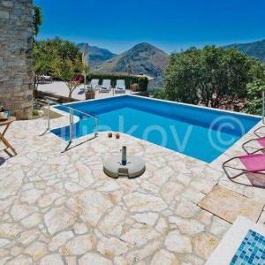 Žrnovnica, samostojeća kuća 300 m2 sa bazenom