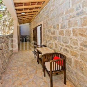 Žrnovnica, samostojeća kuća 300 m2 sa bazenom