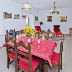 Žrnovnica, samostojeća kuća 300 m2 sa bazenom