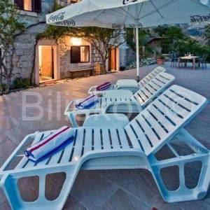 Žrnovnica, samostojeća kuća 300 m2 sa bazenom