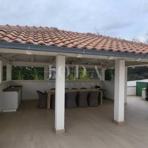 2 vile s bazenom + poslovni prostor na jednoj parceli od 2.700 m2