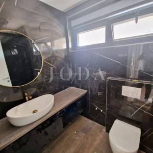 Apartman s bazenom i krovnom terasom, novogradnja, otok Krk