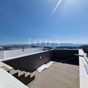 Apartman s bazenom i krovnom terasom, novogradnja, otok Krk