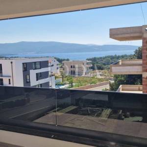 Apartman s bazenom i krovnom terasom, novogradnja, otok Krk