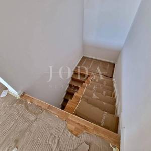 Apartman s bazenom i krovnom terasom, novogradnja, otok Krk