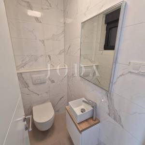 Apartman s bazenom i krovnom terasom, novogradnja, otok Krk