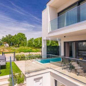 Apartman s bazenom i okućnicom